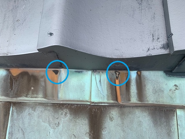 西条市喜多川で銅板といぶし瓦の腰葺き屋根の庇を雨漏り調査です