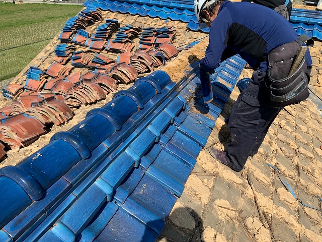 西条市飯岡で雨漏りでお困りの釉薬瓦屋根を屋根葺き替え工事