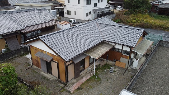陶器瓦　鶴弥㈱「サンレイ」の屋根