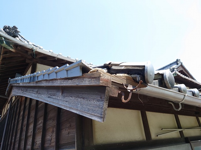 破損した屋根の軒瓦