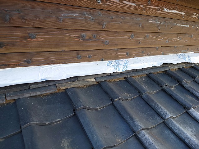 工事途中の屋根の壁際