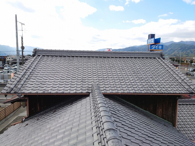 日本瓦の屋根の家