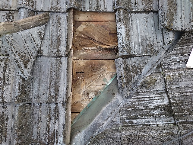 セメント瓦の下の防水紙