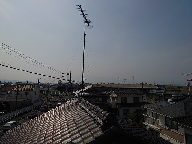 屋根の上のテレビアンテナ