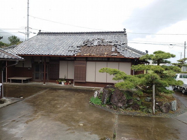 瓦が飛んだ古い日本家屋