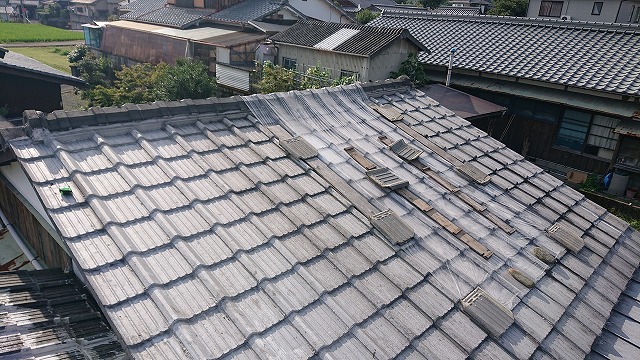 雨漏りのする和室の上の屋根