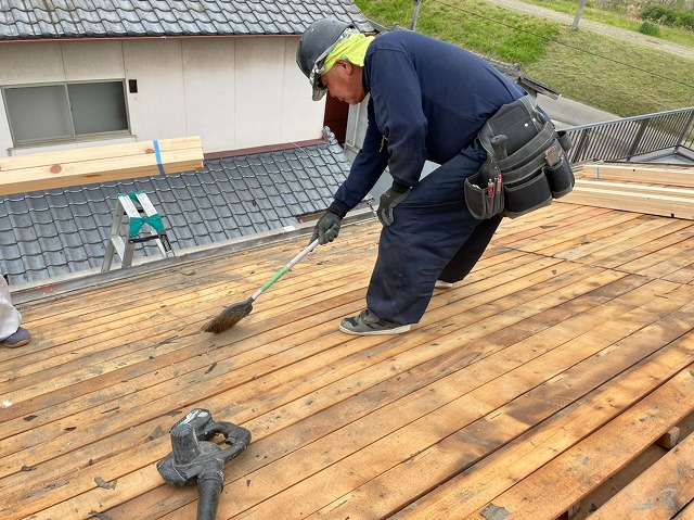 屋根の野地板の掃除