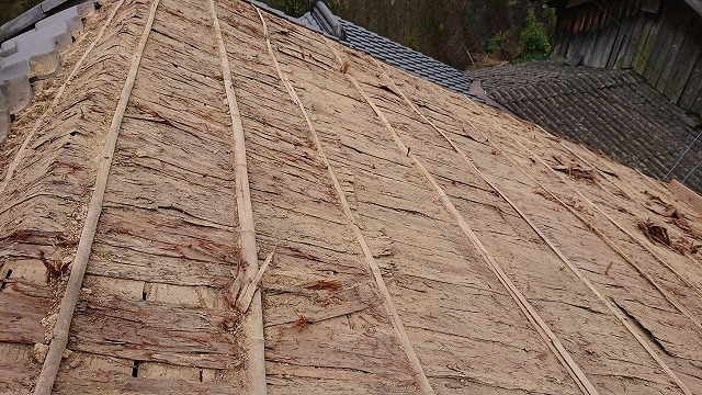 屋根の下葺材の杉皮