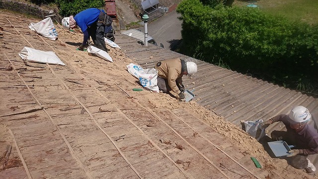 屋根の土の撤去