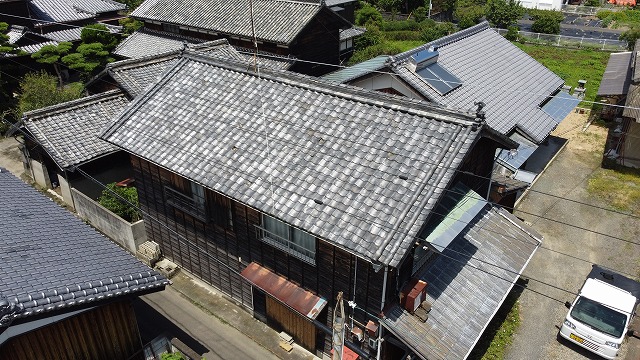 古いいぶし瓦の屋根
