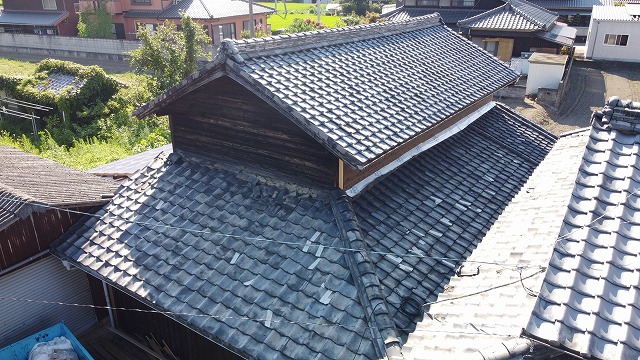 古いいぶし瓦の屋根