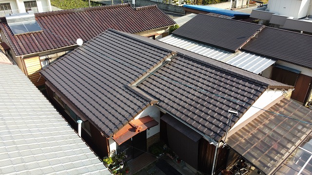 陶器平板瓦で屋根葺き替え工事した屋根