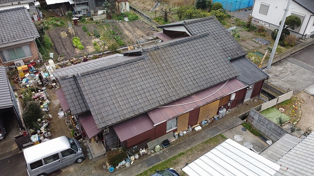 セメント瓦屋根の平屋