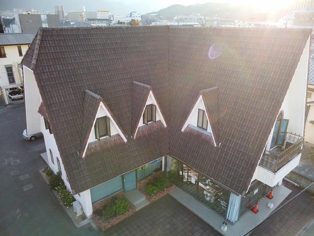 新居浜市で店舗兼住宅の急勾配屋根を屋根リフォームの無料見積り