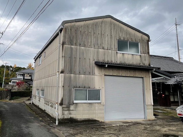 西条市玉津・施工前の波スレート倉庫