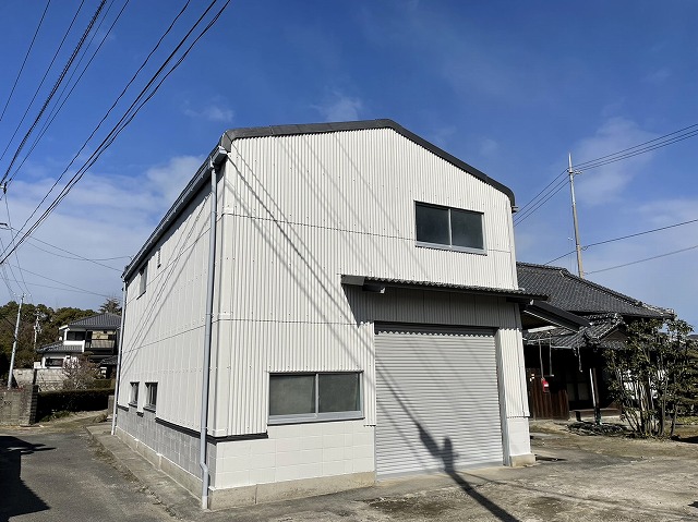 外壁塗装後の波スレート倉庫