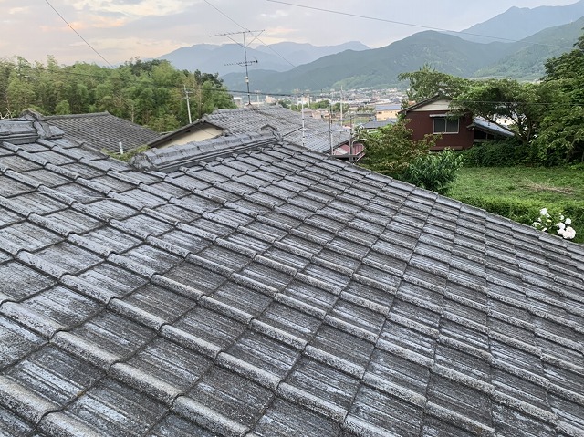 表面の劣化が見られるスレート瓦の屋根