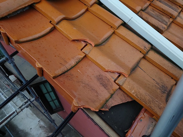 割れた釉薬瓦の屋根