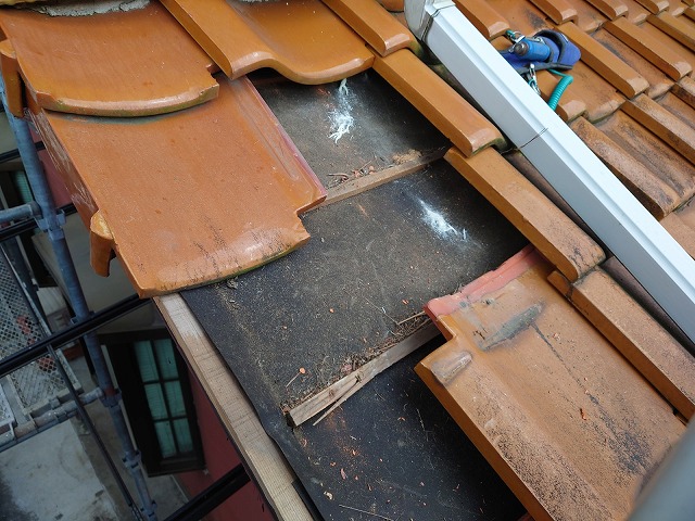 釉薬瓦を剥がした屋根