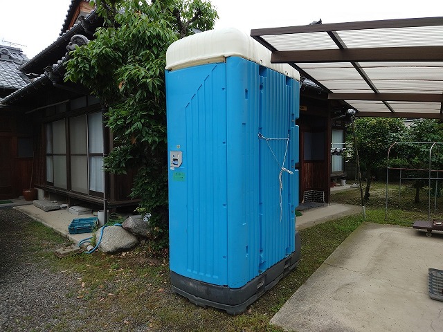 工事現場の仮設トイレ