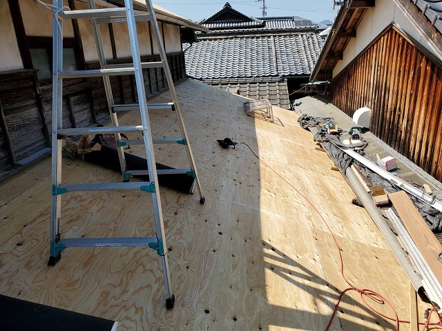 西条市丹原町の屋根葺き替え現場は構造用合板で丈夫な屋根下地