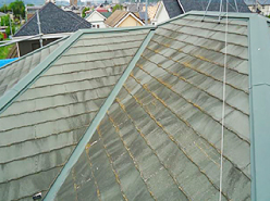 築25年のひび割れや色あせが見られるスレート屋根